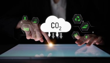 Karbon ayak izini azaltmak sürdürülebilirlik için hayati önem taşır. Karbon ayak izi stratejileri arasında yenilenebilir enerji, geri dönüşüm ve karbon ayak izi yönetimi yer alıyor. Latch