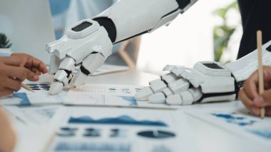 Bir insan ve robot el, modern analiz ve planlamada teknoloji ve insan çabasının karışımını vurgulayan iş belgeleri üzerinde birlikte çalışırlar.