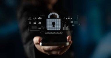 Güvenli veri erişimi için şifreleme, parmak izi kimliği, bulut güvenliği, e-posta, kredi kartı ve veritabanı kilidini gösteren siber güvenlik sistemi