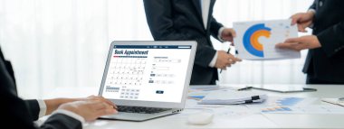 İnternet sitesinde canlı eleştiriler için çevrimiçi aplikasyon rezervasyon takvimi