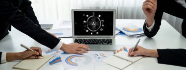 Yapay zeka teknolojisini çalıştırmak için komut mühendisi ve kullanıcı kolaylığı için üretici yapay zeka yardımcı araçları insanların yapay zeka hareketini teşvik ederek üretken yapay zeka fonksiyonları ile çalışmasına yardımcı olur