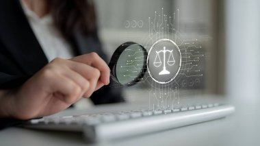 Adalet ölçeğini gösteren fütürist dijital hukuk arayüzü, dijital hukukun altını çizen, AI uyumu, dijital hukuk sistemleri ve güvenli yönetim için dijital hukuk düzenlemeleri. Eğri