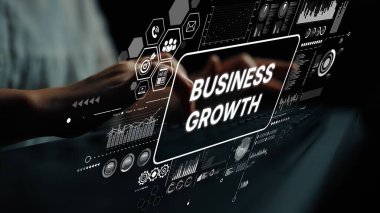 Grafikler ve grafiklerle dijital arayüz modern bir çalışma alanında iş büyümesini ve teknolojiyi gösteriyor. Asemptotik akıllı veri analitiği.