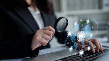 Profesyonel ağ, iş bağlantılarını genişletir, işbirliğini teşvik eder ve yeni fırsatlar için dijital ilişkiler kurar. Latch