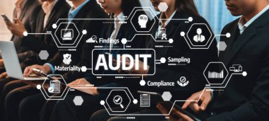 Bir denetim toplantısında yer alan bir grup profesyonel, modern ofis ortamında uyum ve bulguları tartışmak için teknolojiden yararlanan, işbirliğini ve etkili stratejileri vurgulayan bir çalışma grubu. Dostluk