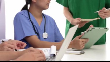 Hastane masasında birlikte çalışan ve tıbbi tedavi ya da sağlık hizmeti planlayan profesyonel bir grup. Takım çalışması başarılı hastalıklara ve hastalıklara yol açar. Ağır çekim. Katı.