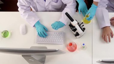 Bilimsel uzmanlığa, laboratuvar ekipmanlarına ve yenilikçi tıbbi biyoteknoloji yazılımına sahip laboratuvar sağlık araştırma ekibi yeni ilaçlar araştırıyor, tedavi geliştiriyor. Ağır çekim. Katı.