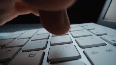 Bilgisayar klavyesinde elleri ve parmaklarıyla yazı yazan yakın plan bir adam. Makro yumuşak odaklı bebek çekimi. Bilgisayar programlama, mesajlaşma çevrimiçi mesajlaşma ve çevrimiçi pazarlama işi konsepti. Topla