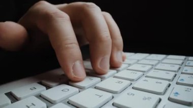 Bilgisayar klavyesinde elleri ve parmaklarıyla yazı yazan yakın plan bir adam. Makro yumuşak odaklı bebek çekimi. Bilgisayar programlama, mesajlaşma çevrimiçi mesajlaşma ve çevrimiçi pazarlama işi konsepti. Topla