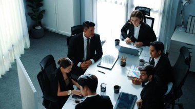 Üst düzey iş adamı görüşü beyaz tahtaya işaret ederken yönetici yönetici de sunumu dinliyor. Yetenekli yatırımcılar soru sormak için el kaldırdı. Akıllı ekip birlikte çalışıyor. Müdürlük.