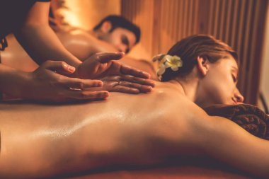 Kafkas çift müşterileri stres önleyici spa masajının keyfini çıkarıyorlar ve lüks otel veya otellerde sıcak mum ışığında güzellik derisi eğlenceleriyle şımartıyorlar. Sessiz.