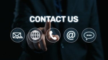 E- posta, web, telefon ve mesaj simgelerini gösteren UI konsepti. İletişim ve destek simgeleri iş iletişimini düzene sokmaya ve müşteri iletişim deneyimini geliştirmeye yardımcı olur. Elide