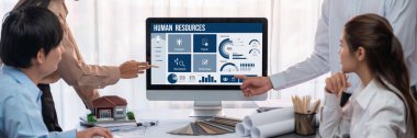 İnsan kaynakları yönetim yazılımı bilgisayar ekranında insan kaynakları çalışanlarının işe alım, maaş bordrosu, personel araması ve KPI değerlendirme çalışmalarını yönetmesine yardımcı oluyor