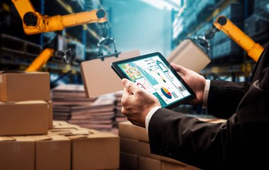 Yenilikçi depo ve fabrika dijital teknolojisi için akıllı robot kol sistemleri. İnternet ağına bağlı IOT yazılımı kullanarak endüstri mühendisliği tarafından kontrol edilen otomasyon üretim robotu .