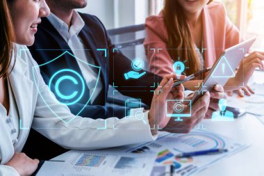 Güvenli mülkiyet, fikri mülkiyet hakları, içerik doğrulaması ve yaratıcılar ve yayıncılar için hukuki uyarı simgeleri gösteren dijital telif hakkı koruma sistemi