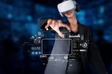 Bir iş adamı sanal gerçeklik teknolojisini kullanarak veri analizlerini araştırır ve modern bir şirket ortamında stratejik pazarlama anlayışları geliştirir. XDMCP