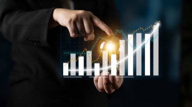 Yenilikçi bir finansal büyüme tablosuna işaret eden bir işletme profesyoneli, artan eğilimler ve gelecekte piyasada başarı elde etme potansiyeli gösteriyor. Etki