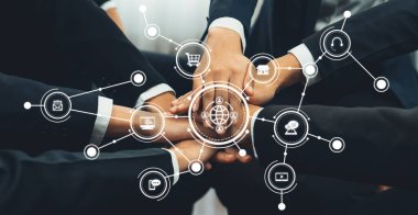 Ofis çalışanlarının el ele dizilmesi başarılı bir iş ortaklığı grubunu ve panoramik pankartta kamu işyerinde güçlü bir birlik takım çalışmasını sembolize ediyor. Kurnaz Dostluk