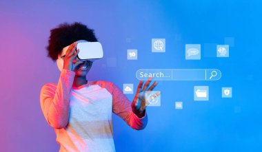 Sanal gerçeklik deneyimine dalan neşeli bir birey, dinamik bir arayüzle etkileşime geçiyor, teknolojinin ve çevrimiçi pazarlamanın füzyonunu gösteriyor. XDMCP