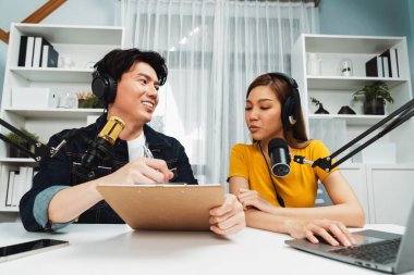 Gülümseyen radyo etkili sunucular, kulaklık takarak sosyal medya kanalından canlı yayın yapıyorlar ve sabah saatlerinde stüdyo kaydında dinleyicilere konu ve dizüstü bilgisayar üzerinden konuşuyorlar. İnfobahn.