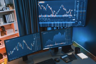 Dinamik borsa grafiklerinin büyük ekranları neon ışıklı gece vakti bilgisayarda görünüyor. Finansal teknolojiye yapılan güncellenmiş yatırımla otomatik olarak satış ya da kâr satın alma. İnfobahn.