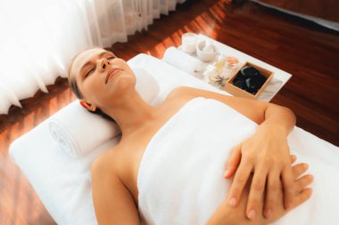 Panorama manzaralı kadın müşteri stres önleyici spa masajından zevk alıyor ve lüks otel veya oteldeki gündüz açık hava ortamında güzellik teniyle eğleniyor. Sessiz.