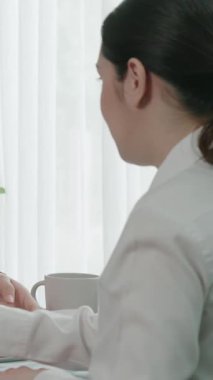 Ofis çalışma alanında birlikte çalışan iki genç hevesli iş kadını. Genç meslektaşlar tartışırken ve dizüstü bilgisayar kullanırken. Modern ofis çalışanları masada birlikte oturuyorlar..