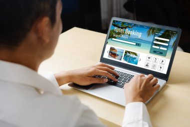 Çevrimiçi otel konaklama rezervasyon sitesi mod rezervasyon sistemi sağlar. Seyahat teknolojisi kavramı .