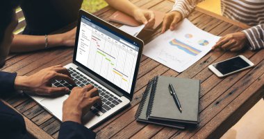 Ekip projesinin zaman çizelgesini gösteren bilgisayar ekranında, modern iş projesi yönetimi için proje planlama yazılımı