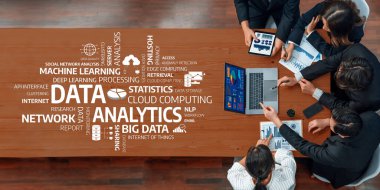 Çeşitli profesyonellerden oluşan bir grup, iş büyümesi için bulut hesaplama ve stratejik içgörüleri tartışmak üzere dijital araç ve grafiklerden yararlanan bir veri analizi toplantısına katılıyor. Dostluk