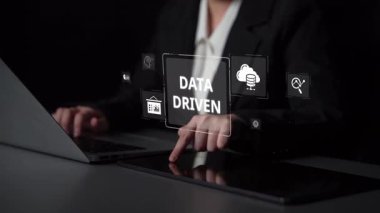 Veri güdümlü karar verme işi analitik, veri toplama ve yapay zeka sistemleri yoluyla güçlendirir. Veri güdümlü araçlar veri işleme ve veri görselleştirmesini veri platformları boyunca destekler. Muxer