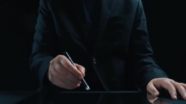 Çevrimiçi reklamlar ve dijital pazarlama markaların büyümesine yardımcı oluyor. İçerik pazarlaması bağlılığı arttırır. Pazarlama araçları ROI 'yi destekliyor. Etkili reklamlar ve pazarlama çevrimiçi iş başarısı. Elide