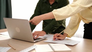 Mimari ve güvenlik mühendisi, modern ofiste doğruluk için mimari belge ve ölçüm aracına dizüstü bilgisayardaki inşaat ayrıntılı planlarını yazar. - Yakın çekim. Tanımlama.