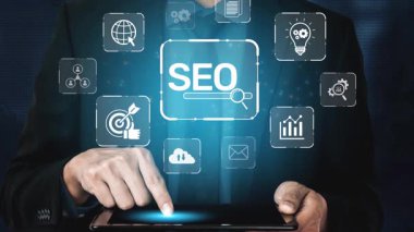 SEO görünürlüğünü geliştirmek için SEO konsepti, SEO ile ilgili dijital araçlar ve SEO performans simgeleri stratejik pazarlama için odaklanmış bir planda gösteriliyor. Muxer