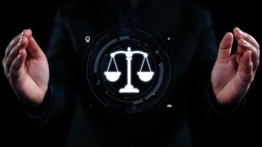 Adalet ölçeğini gösteren fütürist dijital hukuk arayüzü, dijital hukukun altını çizen, AI uyumu, dijital hukuk sistemleri ve güvenli yönetim için dijital hukuk düzenlemeleri. Elide