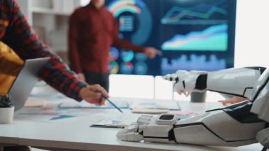 İş danışmanları, finansal verileri analiz etmek ve kurumsal büyüme stratejilerini geliştirmek için yapay zeka güdümlü çözümlerle birlikte çalışıyorlar. Noogenesis Yapay Zeka