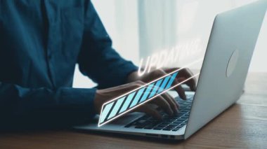 Laptop Klavyesinde Eller ile Yazılım Güncellemesi için Modern Teknoloji Arayüzü, Dijital Çalışma Alanı ve Üretim Geliştirme kavramı. Dörtgen.