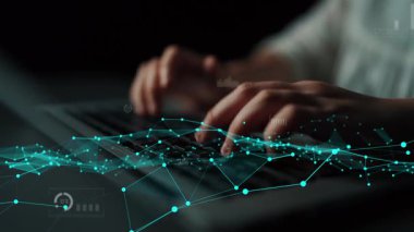 İş ortamında modern veri analizi ve teknolojiyi temsil eden dijital grafikler ve grafikler içeren bir klavyeye yazı yazan ellerin yakın plan görüntüsü. Xenic