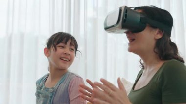 Torun dizüstü bilgisayarı kontrol ediyor. Büyükannem VR ile metaevrene dalıyor. Teknoloji aktivitelerine adapte olan son sınıf öğrencisi yeni nesil çocuklarla iletişim kuruyor. Nesiller arası uçurum aile bağlarını güçlendiriyor. Uyumsuzluk.