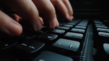 Klavyede yazı yazan ellerin yakın plan görüntüsü, karanlık bir ortamda teknolojiyi, kodlamayı ve yazılım gelişimini sembolize eden yüzen programlama metinleriyle çevrili. Xenic