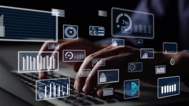 Bir kişi, modern analitik ve veri görselleştirme kavramlarını parlak, karanlık bir ortamda temsil eden bir dizi dijital grafik ve grafikle çevrili bir dizüstü bilgisayar klavyesine yazar. Xenic