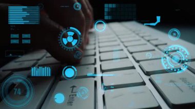 Veri analizi ve yeniliği simgeleyen fütüristik dijital örtülerle çevrili bir klavyeye yazı yazan bir kişinin karmaşık detaylarını araştırın. Xenic