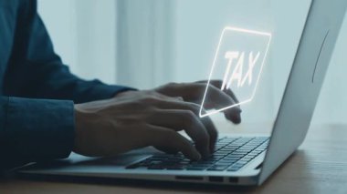 Bilgisayarda dijital vergi sembolleri bulunan eller, çevrimiçi vergi idaresini, e-dosyalamayı, finansal teknolojiyi ve modern muhasebe süreçlerini temsil ediyor. Dörtgen.