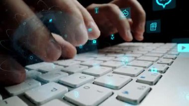 Modern bir çalışma alanında iletişimi, teknolojiyi ve küresel bağlantıyı sembolize eden, parıldayan dijital simgelerle çevrili, parlak bir klavyede yazı yazan ellerin yakın çekim görüntüsü. Xenic