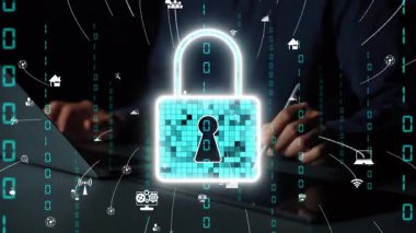 Bu resim, dijital çağda veri koruması ve mahremiyetin önemini vurgulayan çeşitli teknoloji simgeleriyle çevrili siber güvenliği sembolize eden dijital bir asma kilidi gösteriyor. Xenic