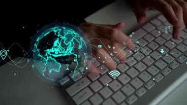 Modern teknoloji ortamlarında küresel iletişimin temasını gözler önüne seren dijital bir küre ve bağlantı simgeleriyle kaplı bir klavyeye yazı yazan ellerin yakın çekimi. Xenic