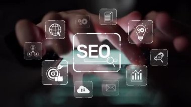 SEO görünürlüğünü geliştirmek için SEO konsepti, SEO ile ilgili dijital araçlar ve SEO performans simgeleri stratejik pazarlama için odaklanmış bir planda gösteriliyor. Muxer