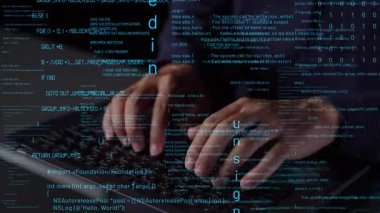 Bir klavyeye yazı yazan ellerin detaylı bir görüntüsü, bilgisayar kodlarının akış arkaplanına daldırılmış, teknoloji, programlama ve dijital yenilik dünyasını sembolize ediyor. Xenic