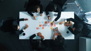 Çeşitli iş adamlarının pazarlama fikirlerini yazmaları ya da yapışkan notları not almaları. Toplantı odasında, profesyonel yönetici grup finansal planının beyin fırtınası yapıyor. Müdürlük.