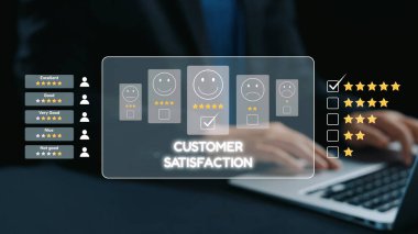 Bu resim, müşteri memnuniyetini geri bildirim yoluyla analiz etmek için dijital bir arayüz tasvir eder. Sergide dizüstü bilgisayarın yanında çeşitli duyguları temsil eden duygu simgeleri yer alıyor. Dörtgen